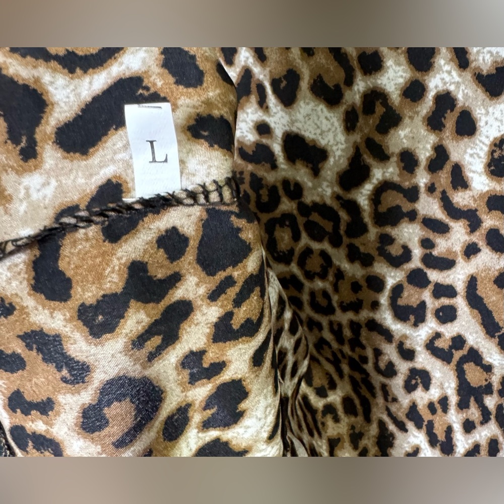 NWOT 3/4 Sleeve Leopard Print Hi-Low Hem, Split Neck Tunic Blouse. Size L. - Picture 4 of 4